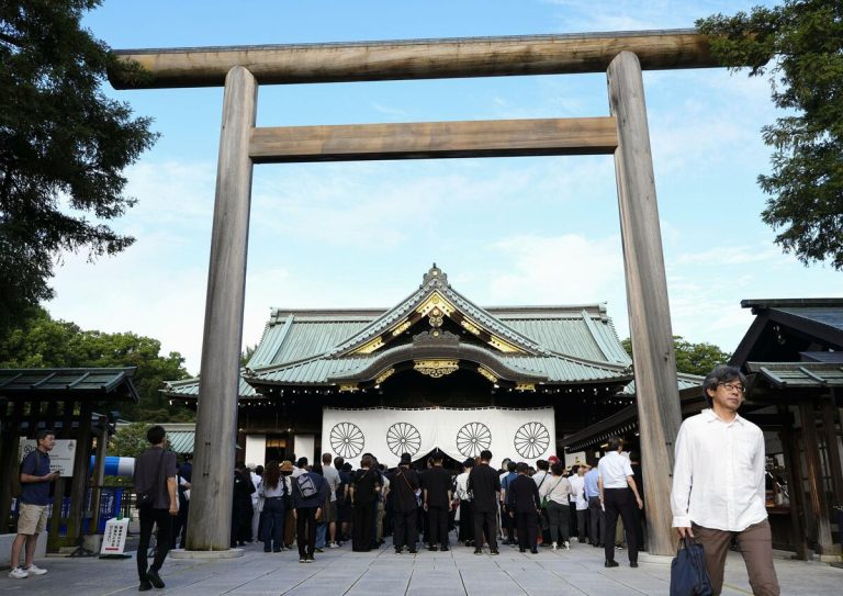 Le Premier ministre japonais envoie une offrande au sanctuaire Yasukuni, visite de 4 ministres en fin de guerre.