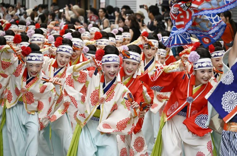 Le festival Yosakoi démarre à Kochi avec la participation de 18 000 danseurs