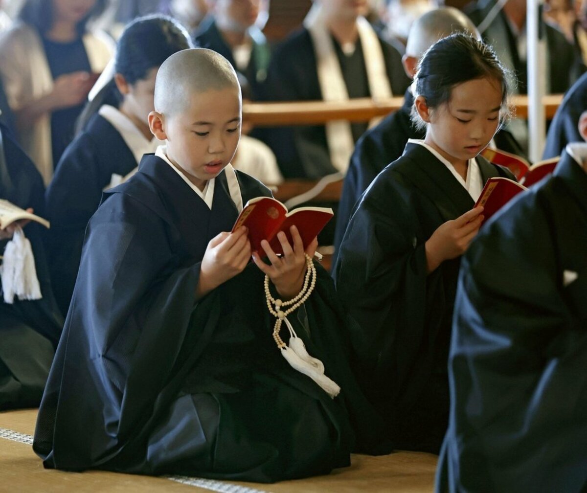 Le principal temple bouddhiste de Kyoto accueille 100 nouveaux prêtres, dont des enfants