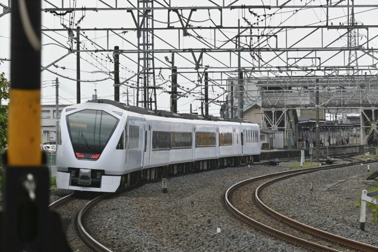L'enquête se poursuit après qu'un train express circulant à 50 km/h a tué 4 ouvriers