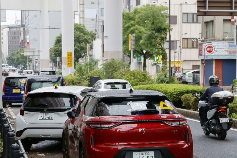 Les municipalités de Chiba retirent les voitures abandonnées après une pluie catastrophique 2 Les municipalités de Chiba retirent les voitures abandonnées après une pluie catastrophique