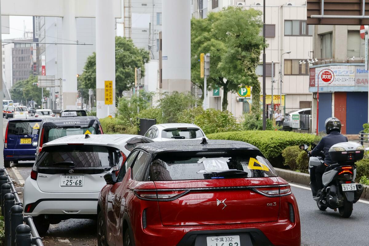 Les municipalités de Chiba retirent les voitures abandonnées après une pluie catastrophique