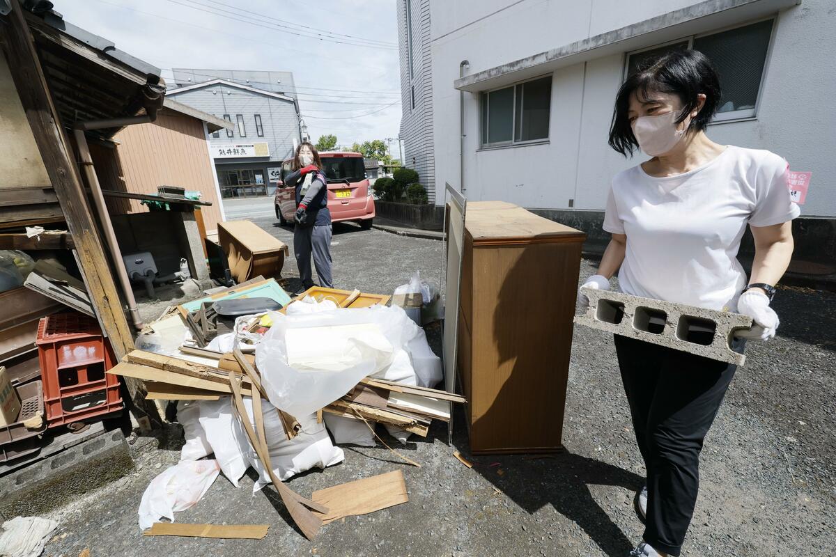 Plus de 1 200 volontaires secouristes entrent à Kumamoto, frappée par le séisme