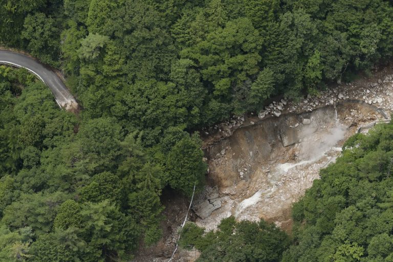 Un glissement de terrain dans le centre du Japon a temporairement bloqué près de 400 personnes.