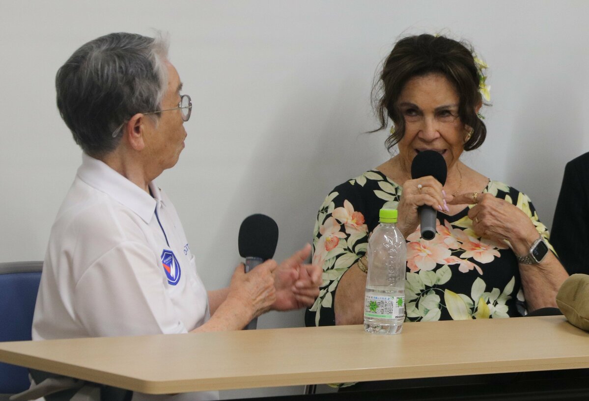 Un témoin de l'attaque de Pearl Harbor et un survivant de la bombe atomique réunis à Nagasaki