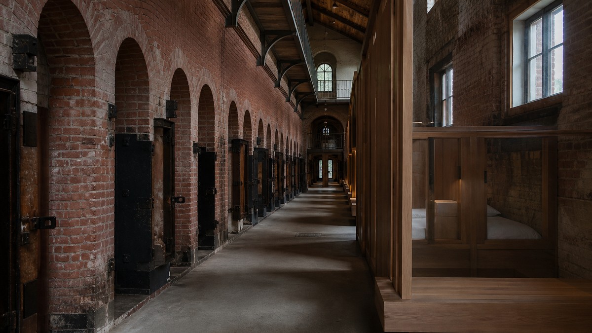 Galerie en briques rouges et anciennes portes de cellules de la prison de Nara