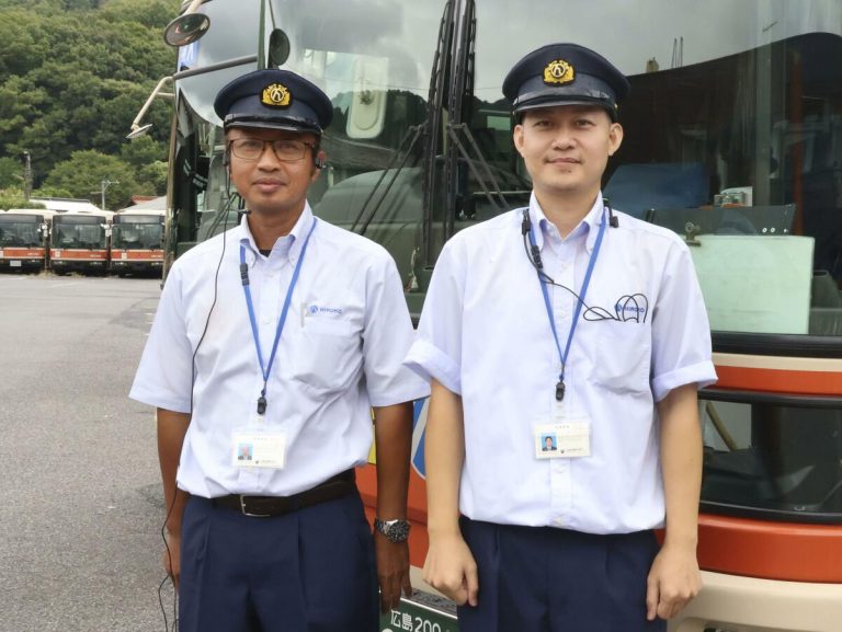 DOSSIER : Des recrues étrangères prennent le volant alors que la pénurie de bus à Hiroshima se fait sentir