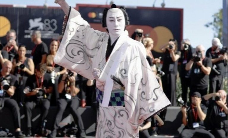 Danjuro apporte la pose du Kabuki sur le tapis rouge de Venise