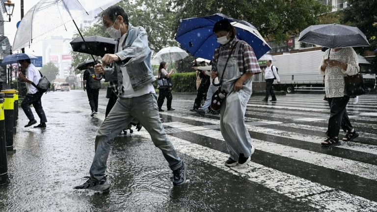 De fortes pluies frappent le Japon alors que l'agence météorologique met en garde contre des glissements de terrain et des bandes de pluie 5 De fortes pluies frappent le Japon alors que l'agence météorologique met en garde contre des glissements de terrain et des bandes de pluie