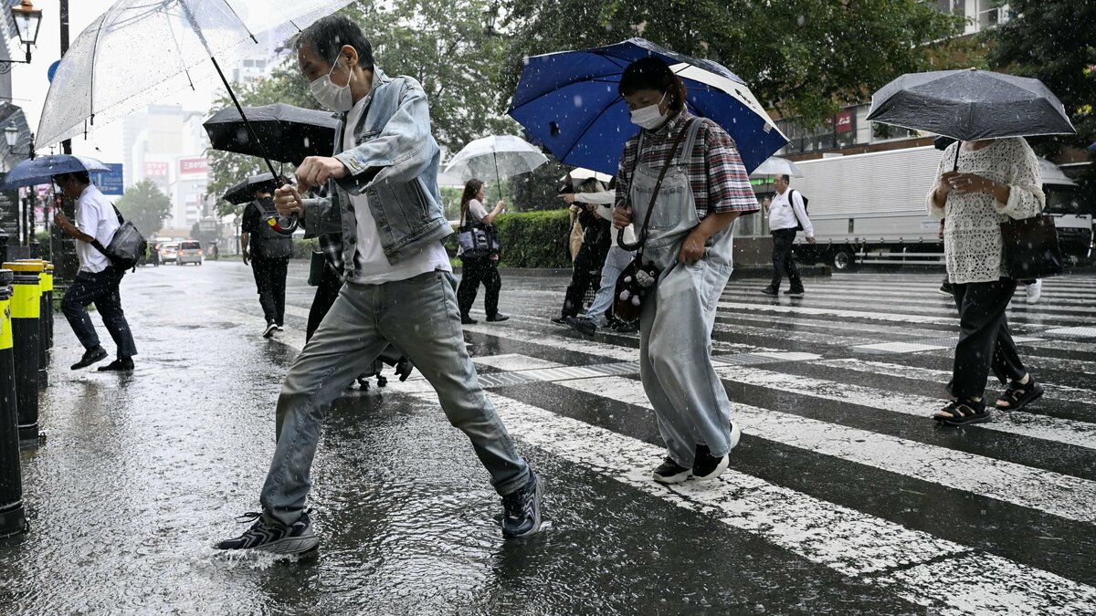 De fortes pluies frappent le Japon alors que l'agence météorologique met en garde contre des glissements de terrain et des bandes de pluie