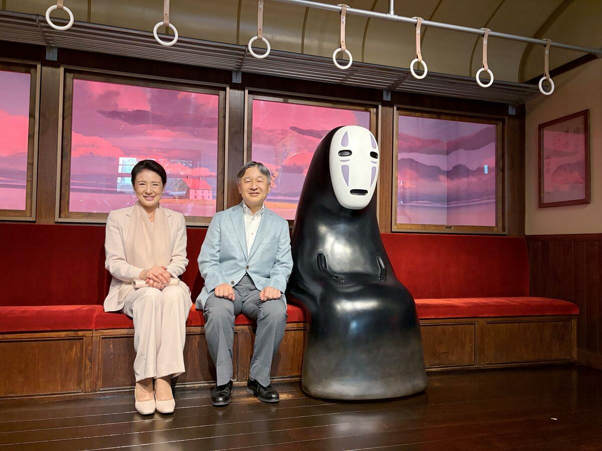 L'empereur et l'impératrice partagent un moment de légèreté dans le Cat Bus "Totoro"