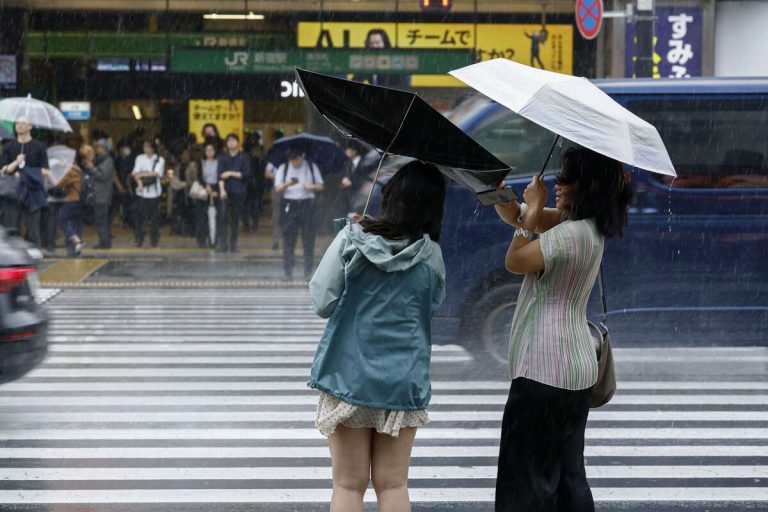 Les suspensions de trains causées par de fortes pluies affectent plus de 140 000 personnes dans la région de Tokyo 1 Les suspensions de trains causées par de fortes pluies affectent plus de 140 000 personnes dans la région de Tokyo