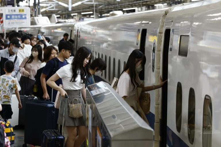 Les voyageurs se pressent dans les aéroports et les gares au début des vacances de la Silver Week au Japon 3 Les voyageurs se pressent dans les aéroports et les gares au début des vacances de la Silver Week au Japon