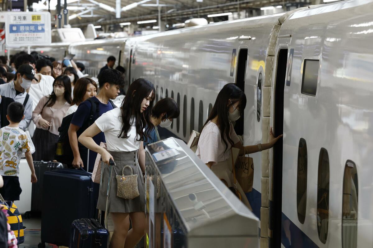 Les voyageurs se pressent dans les aéroports et les gares au début des vacances de la Silver Week au Japon
