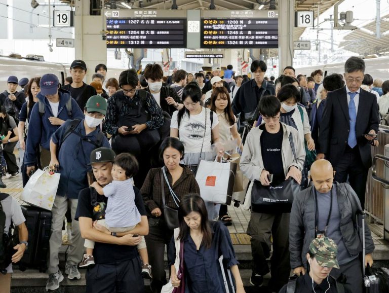 Les voyageurs se pressent dans les stations alors que les vacances de la Silver Week de 5 jours au Japon se terminent 5 Les voyageurs se pressent dans les stations alors que les vacances de la Silver Week de 5 jours au Japon se terminent