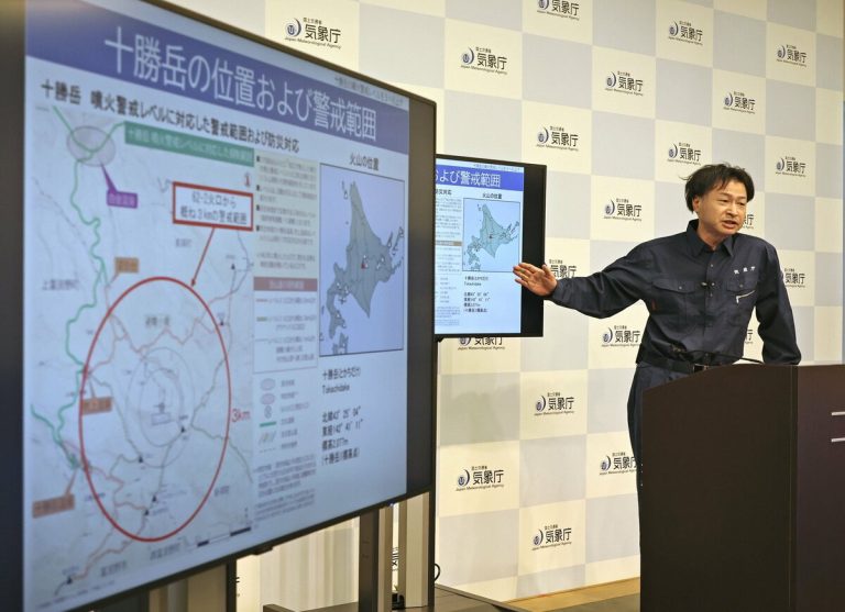 Niveau d'alerte volcanique relevé pour le mont Tokachi à Hokkaido