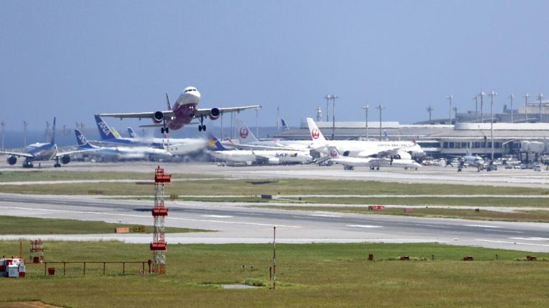Passagers évacués de l'avion ANA à Okinawa après un problème de moteur en vol 2 Passagers évacués de l'avion ANA à Okinawa après un problème de moteur en vol