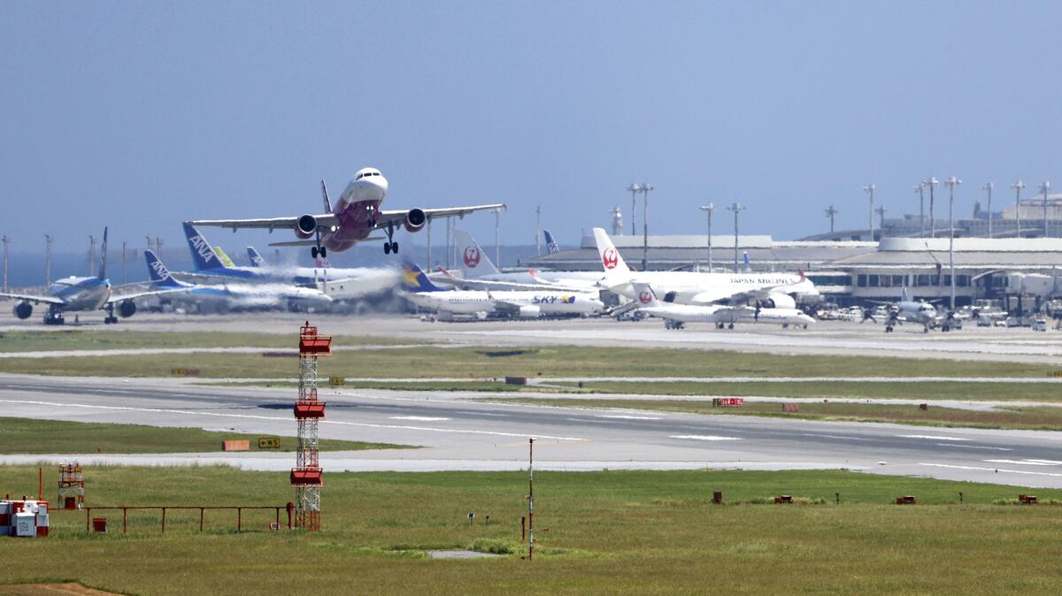 Passagers évacués de l'avion ANA à Okinawa après un problème de moteur en vol