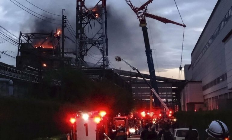 Un incendie éclate dans l'usine de papier de Kumamoto, frappée par le séisme, et éteint ensuite 8 Un incendie éclate dans l'usine de papier de Kumamoto, frappée par le séisme, et éteint ensuite