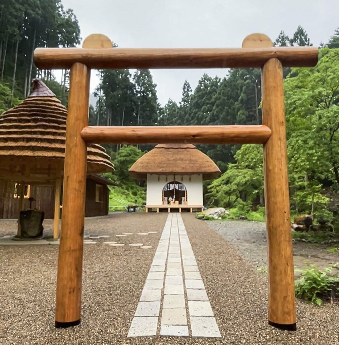 Un sanctuaire ouvre ses portes dans une forêt de l'ouest du Japon pour honorer les jouets en peluche