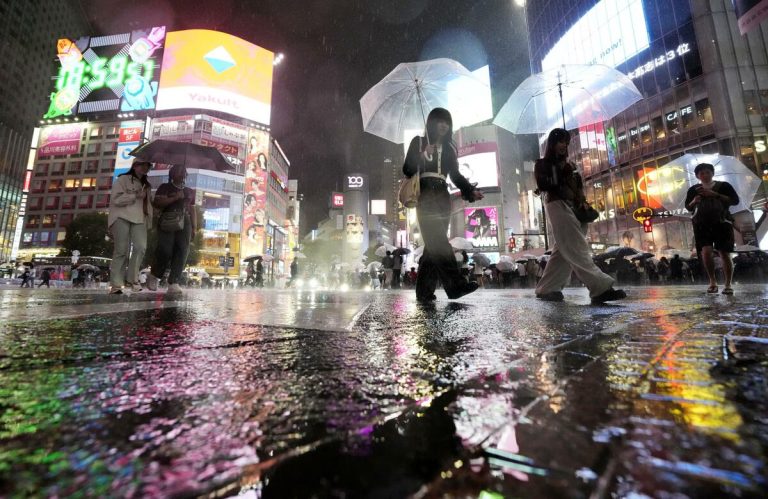 Un typhon s'approche du centre et de l'est du Japon et interrompt les services de transport et les événements 1 Un typhon s'approche du centre et de l'est du Japon et interrompt les services de transport et les événements