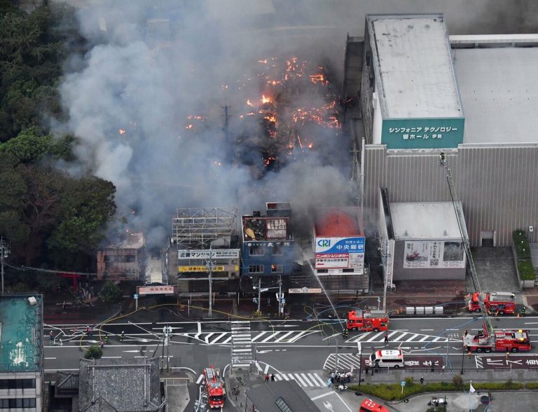 Un vaste incendie se propage dans un quartier commerçant du centre du Japon, près du sanctuaire d'Ise Jingu. 2 Un vaste incendie se propage dans un quartier commerçant du centre du Japon, près du sanctuaire d'Ise Jingu.