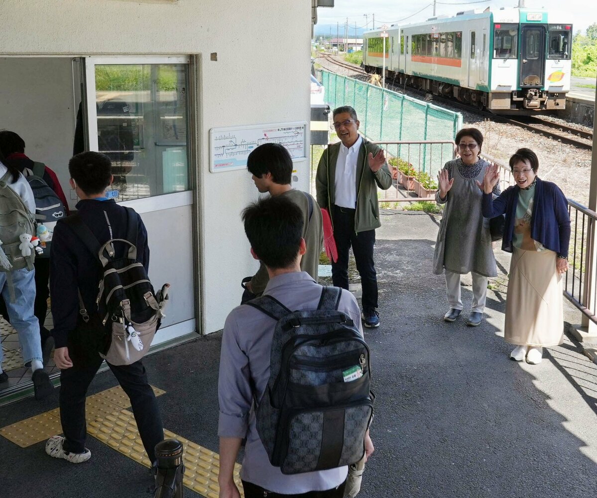 Une station nouvellement dotée de personnel se connecte avec des étudiants étrangers qui apprennent le japonais