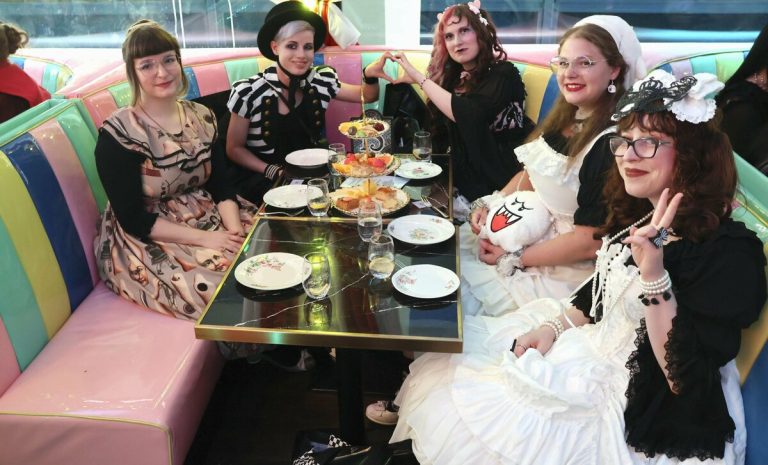 DOSSIER : La mode gothique lolita japonaise trouve de plus en plus d'adeptes en Europe