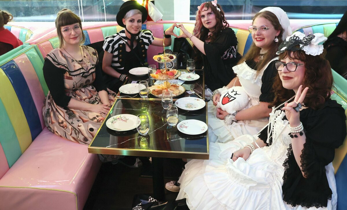 DOSSIER : La mode gothique lolita japonaise trouve de plus en plus d'adeptes en Europe