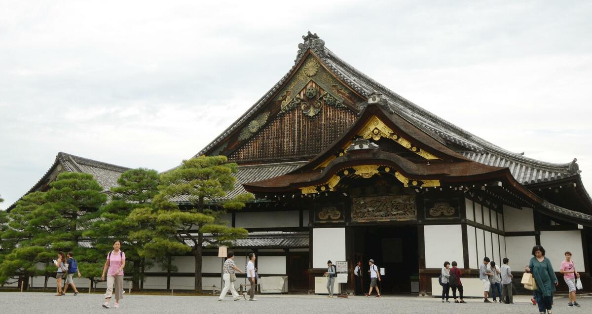 Kyoto prévoit une double tarification pour l'entrée au château de Nijo et les tarifs des bus