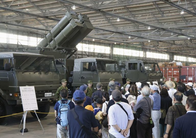 La GSDF japonaise présente au public des équipements de missiles à longue portée de type 25
