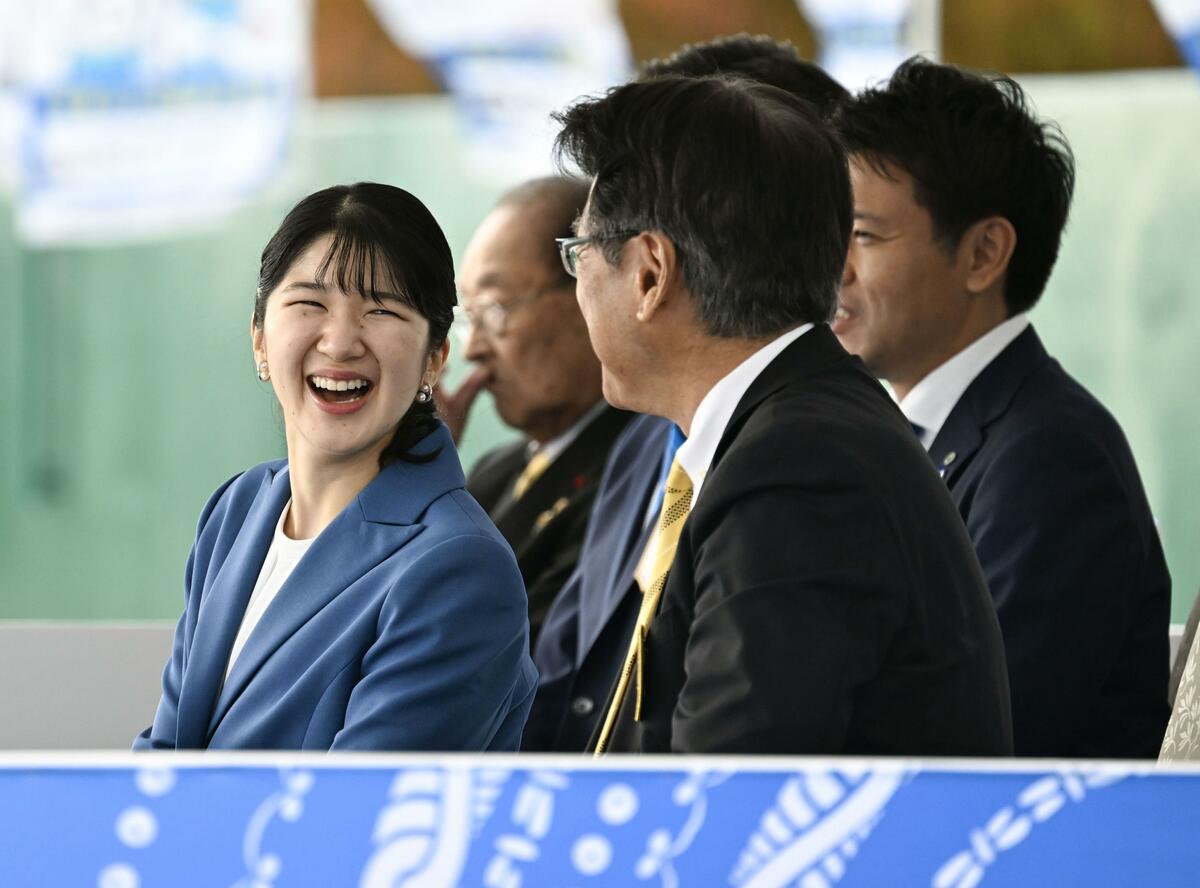 La princesse Aiko visite la préfecture d'Aomori et regarde un match de baseball avec balle en caoutchouc