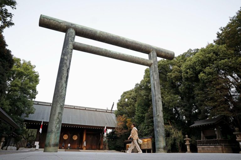 Le Premier ministre japonais envoie une offrande au sanctuaire Yasukuni, lié à la guerre, pour le rite d&rsquo;automne