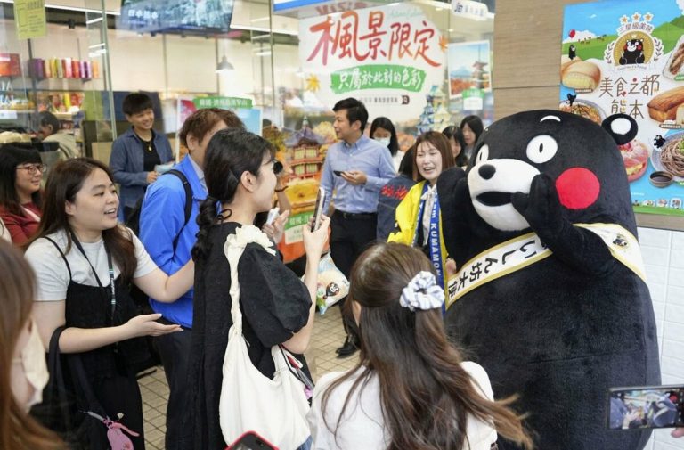 Le gouvernement japonais de Kumamoto et la mascotte Kumamon remercient Taiwan pour son aide suite au séisme