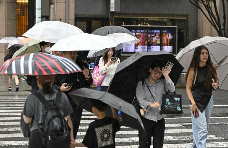 Le gouvernement met en garde contre des éclairs et des rafales de vent dans l'est et l'ouest du Japon jusqu'au mardi. 3 Le gouvernement met en garde contre des éclairs et des rafales de vent dans l'est et l'ouest du Japon jusqu'au mardi.