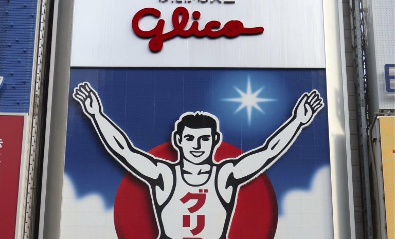 Le panneau emblématique Glico Running Man d'Osaka aura un nouveau look en 2027 1 Le panneau emblématique Glico Running Man d'Osaka aura un nouveau look en 2027