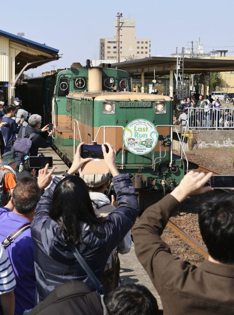 Le train touristique JR Hokkaido effectue son dernier trajet dans la zone humide de Kushiro 1 Le train touristique JR Hokkaido effectue son dernier trajet dans la zone humide de Kushiro