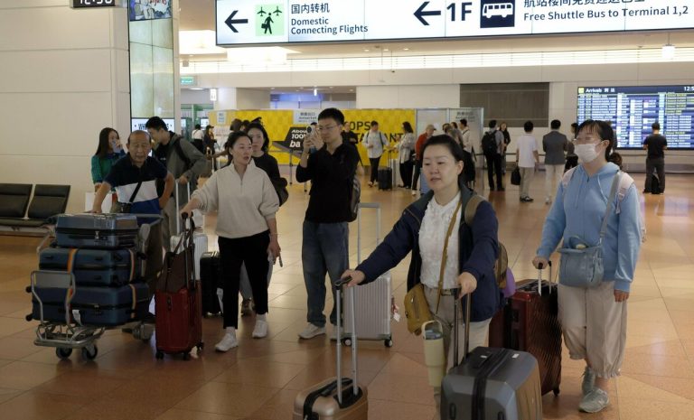 Les dépenses des visiteurs étrangers au Japon atteignent un record de 7 000 milliards. yen en janvier-septembre. 3 Les dépenses des visiteurs étrangers au Japon atteignent un record de 7 000 milliards. yen en janvier-septembre.