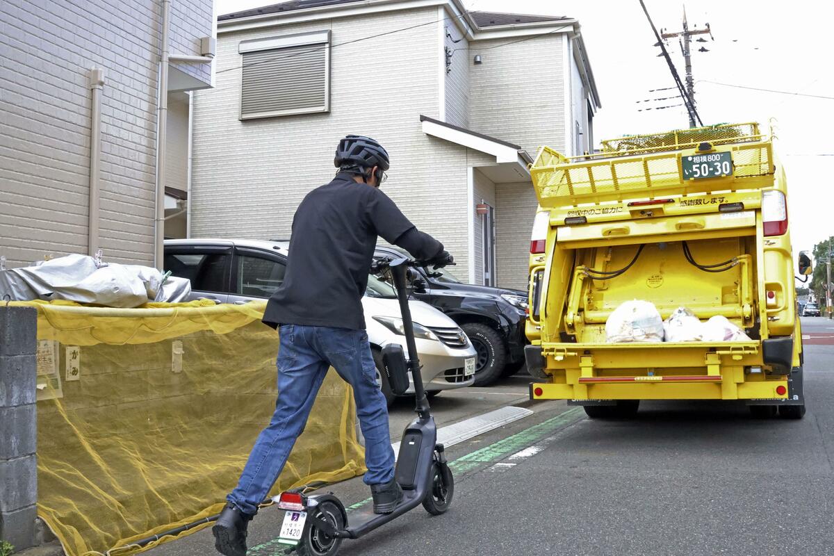 Les éboueurs japonais utilisent expérimentalement des scooters électriques pendant leur travail
