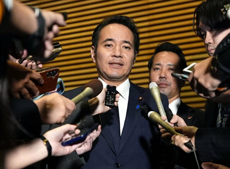 Takaichi limoge le ministre de l'Agriculture en difficulté alors que des scandales menacent l'agenda politique