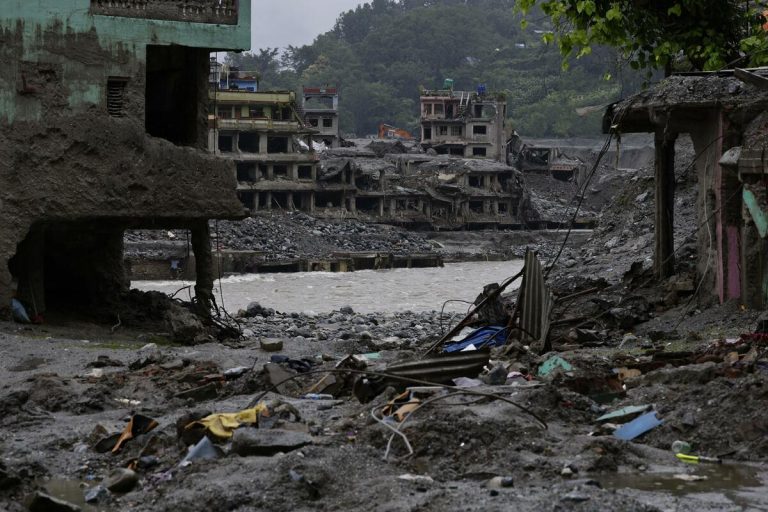 Un Népalais apprend du Japon à préserver les sites touchés par les inondations pour la postérité