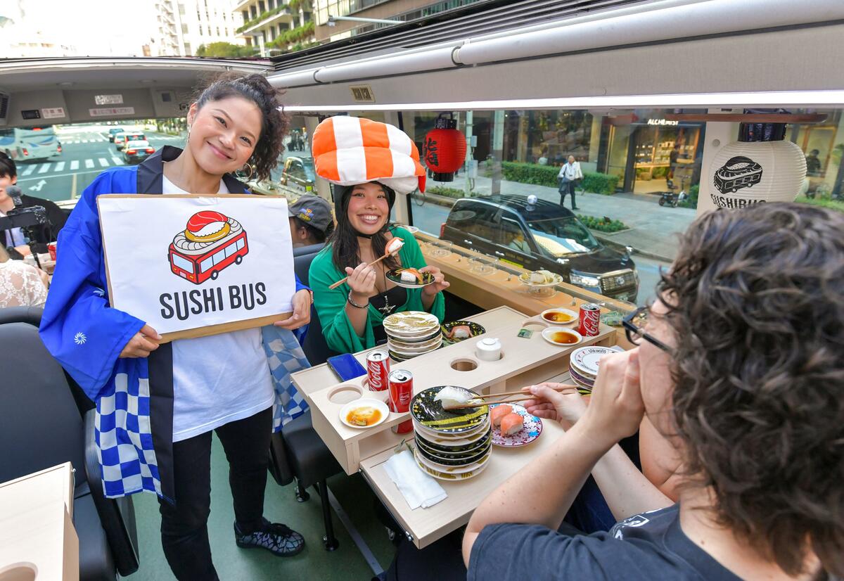 Un bus touristique servant des sushis sur tapis roulant sera lancé à Tokyo