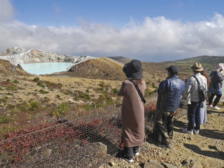 Un lac de cratère dans l'est du Japon attire les foules après 8 ans de fermeture