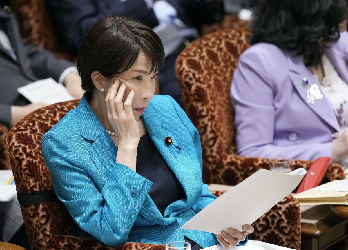 Un rapport remettant en question la présence du Premier ministre japonais au Parlement alimente le débat